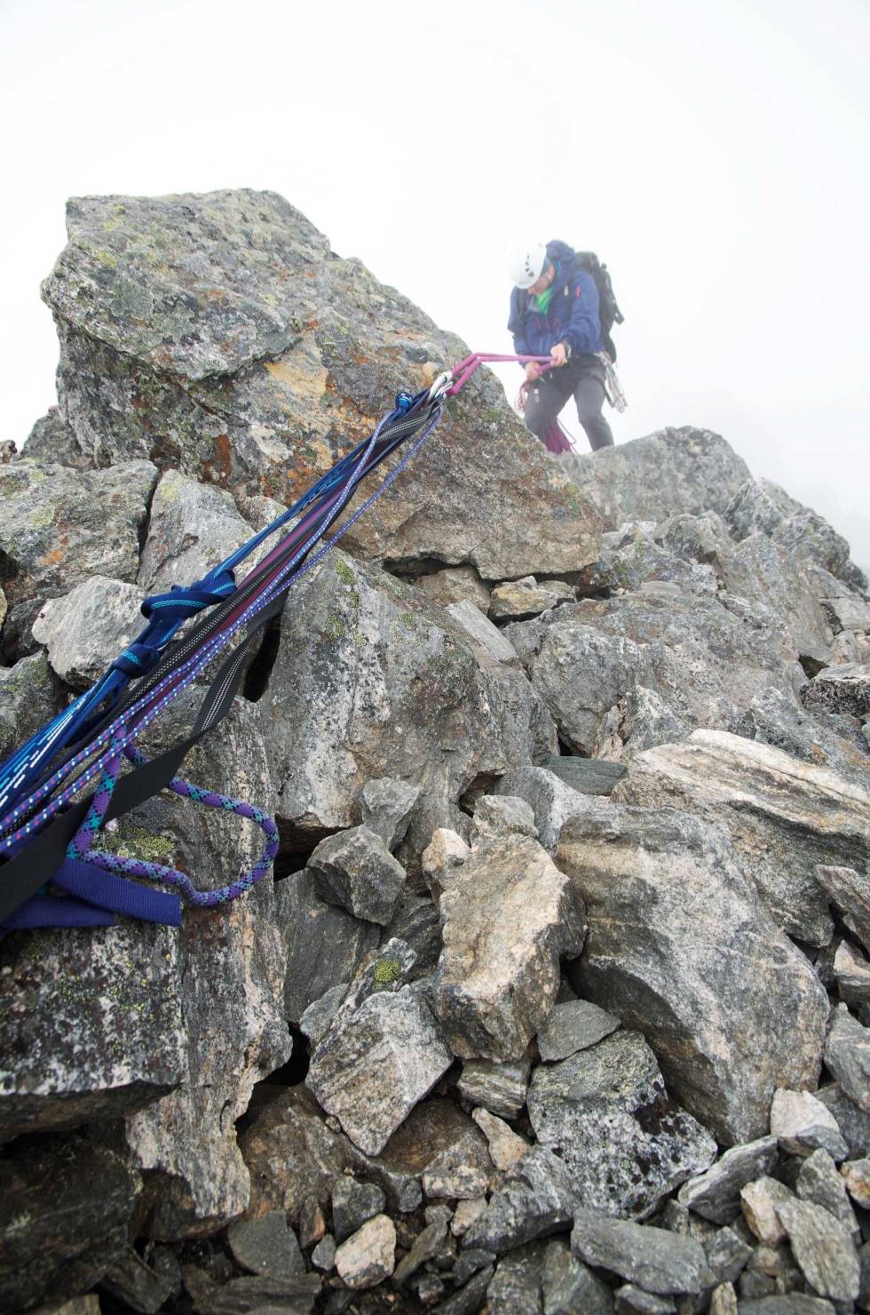 Ut i ingenting: Det er en fin rappell ned fra Gjuratind, akkurat passe lang. Heldigvis fortsatte fjellet nedenfor. Eikesdalen-Fjelltur-7