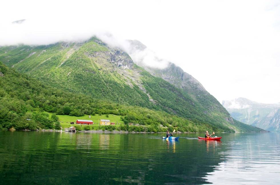 Veiløst: Inneklemt mellom fjellene ligger DNT-hytta Hoemsbu, med buldresteiner i hagen og utsikt mot kvasse tinder. Eikesdalen-Fjelltur-8