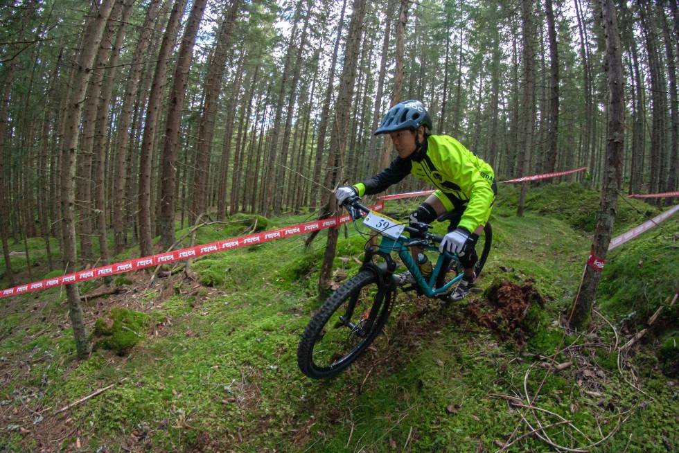 Eirik Gustafsson i klassen gutter 15-16 år. Foto: Tobias Bjerknes Nittedal Ungdomsenduro 2020
