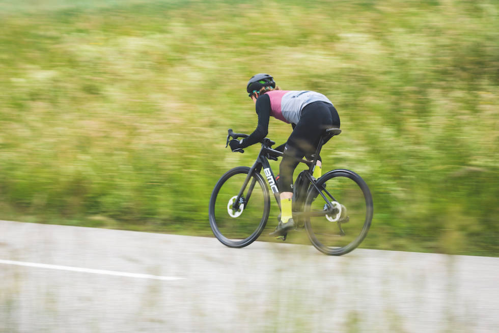 TIL INGEN NYTTE: Når det er flatt, utfor eller slakt oppover er en el-landeveissykkel bare en tung landeveissykkel. Foto: Jérémie Reuiller. el-landevei