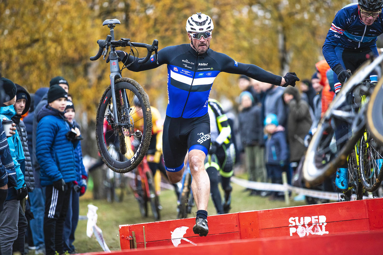 ELEGANT SYKKELHÅNDTERING: Må man bære sykkelen kan man gjøre det med stil. Foto: Pål Westgaard superpokal Voldsløkka 2019 i bilder 25