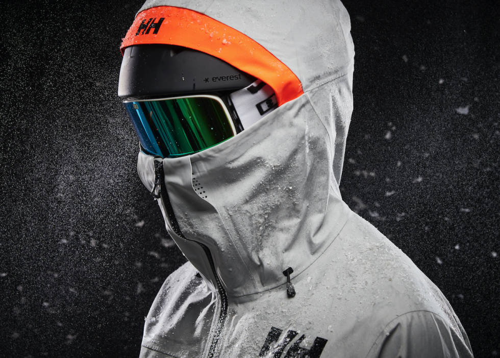 MED HJELMHETTE: Hetten på Ullr Elevation Infinty-jakken har oransje brem for synlighet. Helly Hansen Lifa Infinity Pro
