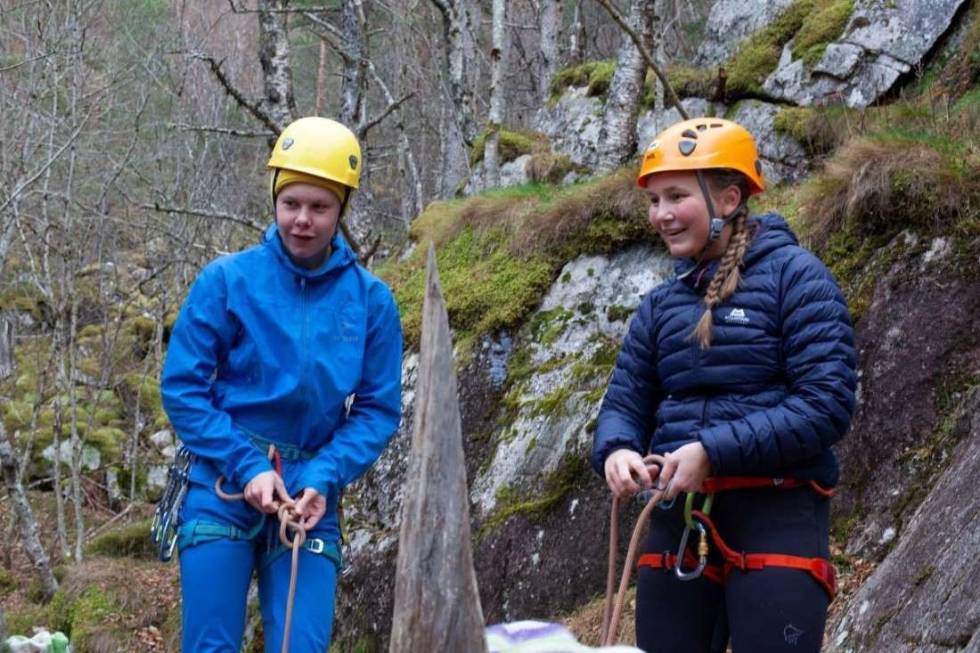 MOTIVERT: "Å jobbe med ungdom er for meg noe av de mest meningsfylte man kan gjøre" sier Grøtta Grav, en av lærerne ved skolen. Foto: Heidi Leren elever-bratt-friluftsliv1