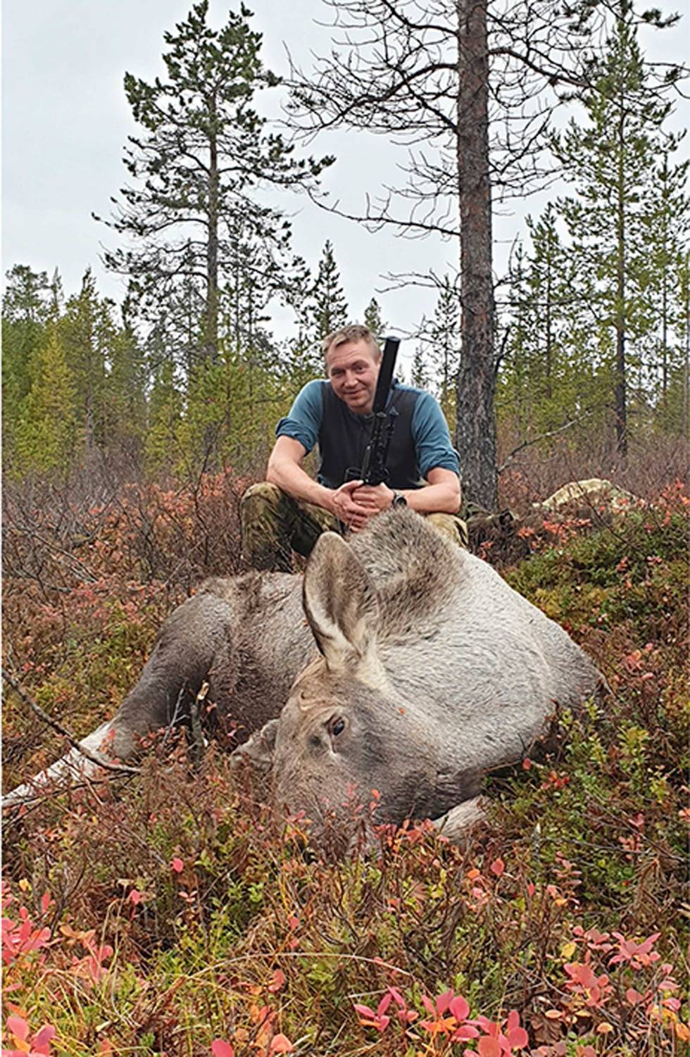 Fortjent fall: På tre dager var det syv forskjellige elger innom posten til Marius. Det var på sin plass at han fikk sette endelig strek for årets elgjakt. Elgjakt-i-alaska-6