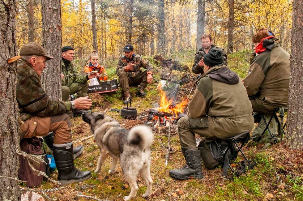 Fokus på post: Anders har fullt fokus på drevet foran seg, men denne gang kommer elgen bak jegeren og går inn i drevet! Elgjakt-Laushundjakt-Gudbrandsdalen-5