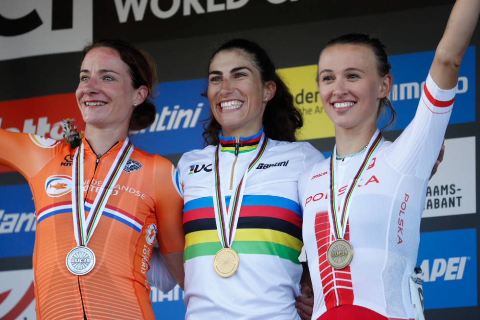 PODIET: Elisa Balsamo flankert av Marianne Vos og Kasia Niewiadoma. Foto. Cor Vos elisa balsamo, marianne vos, kasia niewiadoma, vm i flandern