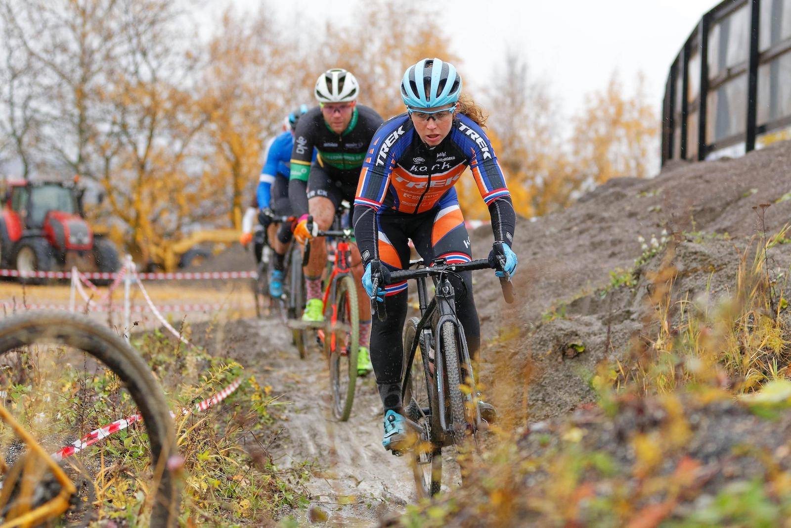 LEDER AN: For Elisabeth Sveum som vant dameklassen var Bjerkekross en sjanse til å måle krefter med gutta, siden hele feltet startet samlet. Foto: Ola Morken Bjerkekross 2019 ble en tung og våt affære Foto: Ola Morken