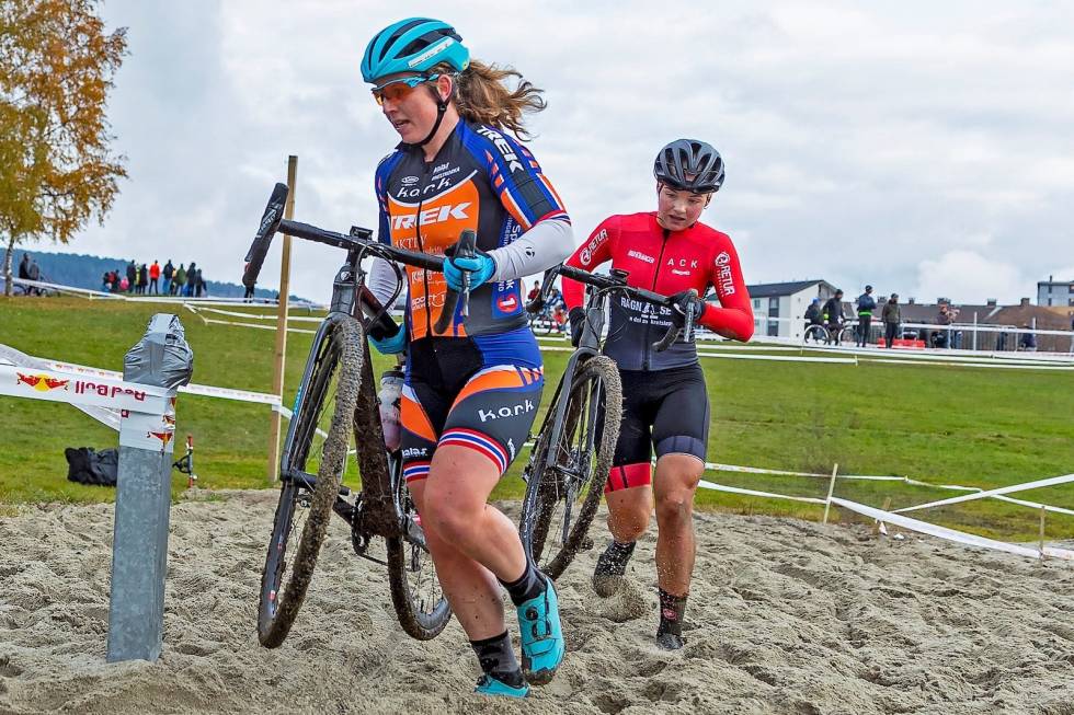 TEKNISK: Elisabeth Sveum ledet foran Mie Bjørndal Ottestad tidlig i rittet, men ungjenta fra Asker CK vant Superpokal Voldsløkka 2019. Foto: Ola Moken Elisabeth Sveum Mie Bjørndal Ottestad Superpokal Voldsløkka 2019