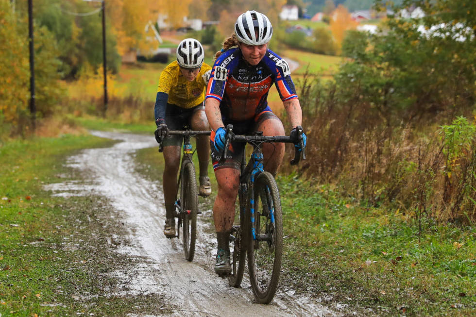 KLEGG: Juniortalentet Oda LaForce hang som en klegg på kross-veteranen Elisabeth Sveum lenge etter at de andre seniordamene hadde sluppet under Norgescuprunden på Spikkestad. Foto: Ola Morken Elisabeth Sveum og Oda LaForce på NC3 CX 2020