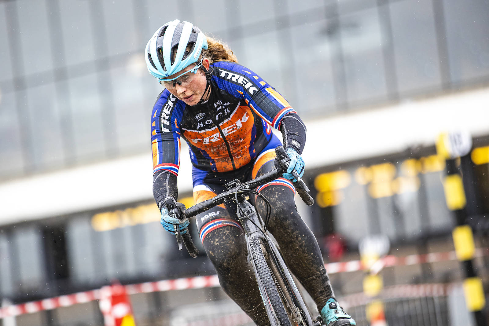 SEIER I SIKTE: Elisabeth Sveum på vei mot førsteplass i sitt første Bjerkekross. Foto: Pål Westgaard Bjerkekross 2019 ble en tung og våt affære Foto: Pål Westgaard