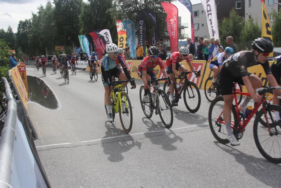 OVER OG UT: Førsteårssenior Elise Olsen (til venstre) satt med hovedfeltet inn. For World Tour-proffen fra det britiske laget DROPS var helga først og fremst god konkurransetrening etter lang koronapause. Foto: Ingeborg Scheve Tour te fjells 2020