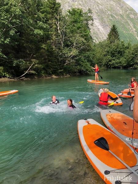 KALD DUKKERT: Så lenge man tar hensyn vil slike opplevelser være fullt mulig i Romsdalen i sommer. Foto: Friluftslek sup og bading i elva