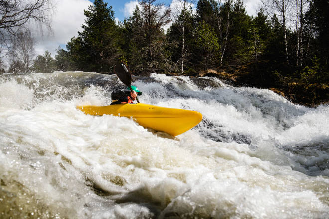ACTION: Elvepadling er både spenning og naturopplevelse. Foto: Martin Innerdal Dalen elvepadling
