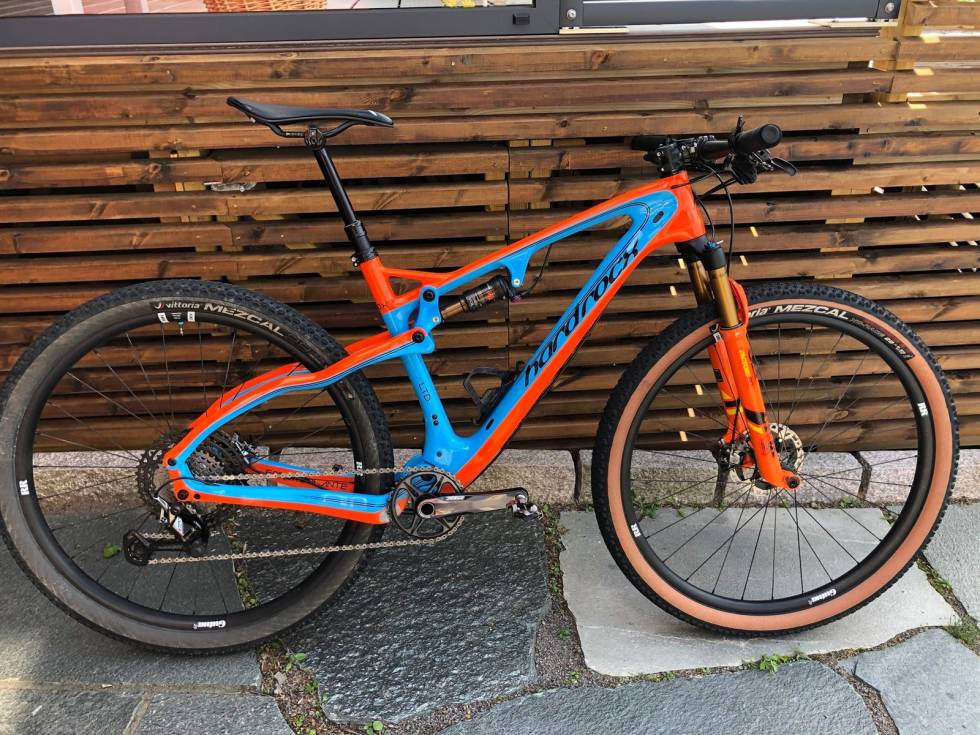 TOPPSYKKEL: Emil Hasund Eid har preget mangt et ritt på sin blå-oransje Hard Rocx, så også årets NM. Emil Hasund Eids Hard Rocx