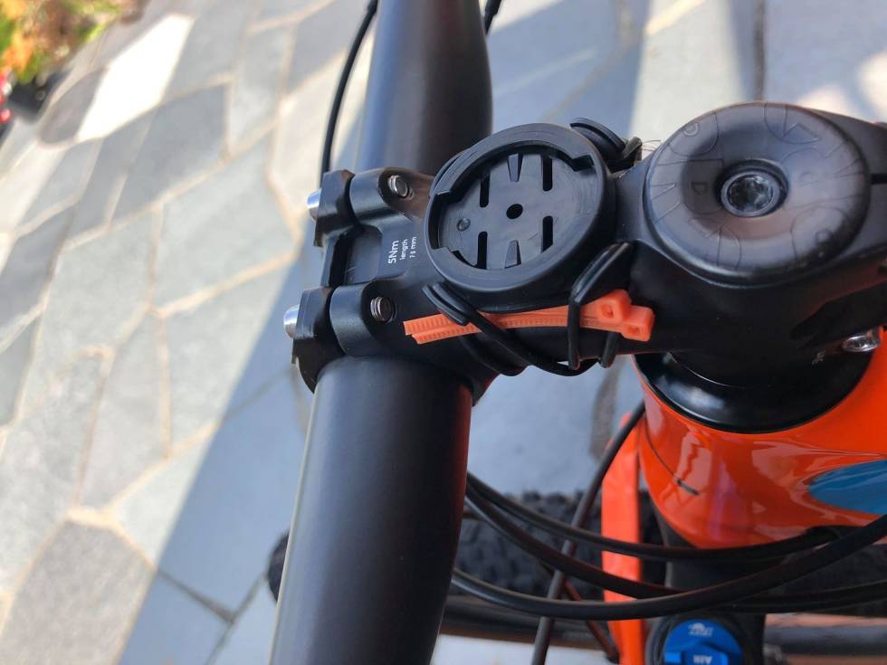 STRIPS: Under gummistrikken til Garmin-computeren har Emil med seg et par korte strips. Fine å ha hvis noe skulle ryke. Emil Hasund Eids Hard Rocx