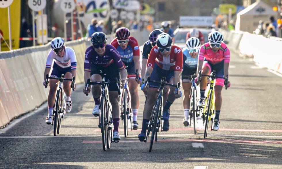TOER: Emma Norsgaard har ikke hatt marginene med seg så langt, men kanskje hun vinner i Scheldeprijs? Her vinner hun spurten i Brugge-De Panne, men dessverre hadde Grace Brown gått solo og allerede krysset målstreken. Foto: Cor Vos emma norsgaard scheldeprijs 2021