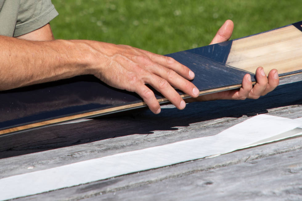 GAMMEL VINDMØLLE: Alt det svarte du ser på dette bildet (unntatt skyggen) er gammel vindmølle. Foto: Tore Meirik karbonfiber Endre Hals