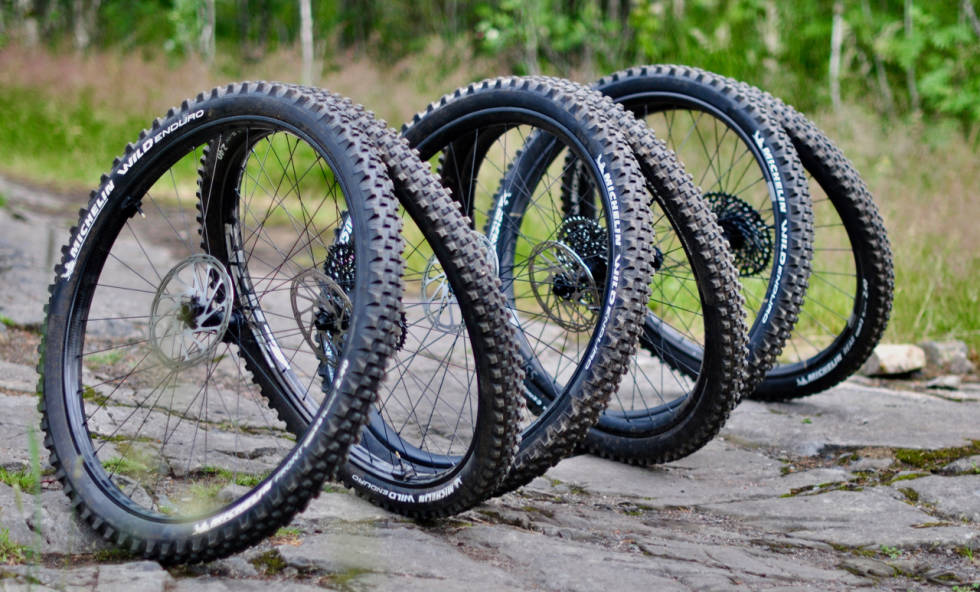MED LIKE DEKK: Vi har testet alle hjulsettene med enduro-dekk fra Michelin. Tre par enduro-hjul i karbon