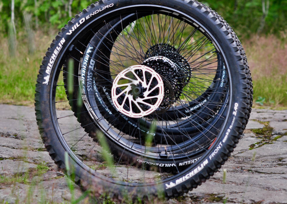 SOLIDE: Karbonhjulene fra Zipp, DT-Swiss og Crank Brothers er laget for å tåle masse juling. Tre par enduro-hjul i karbon