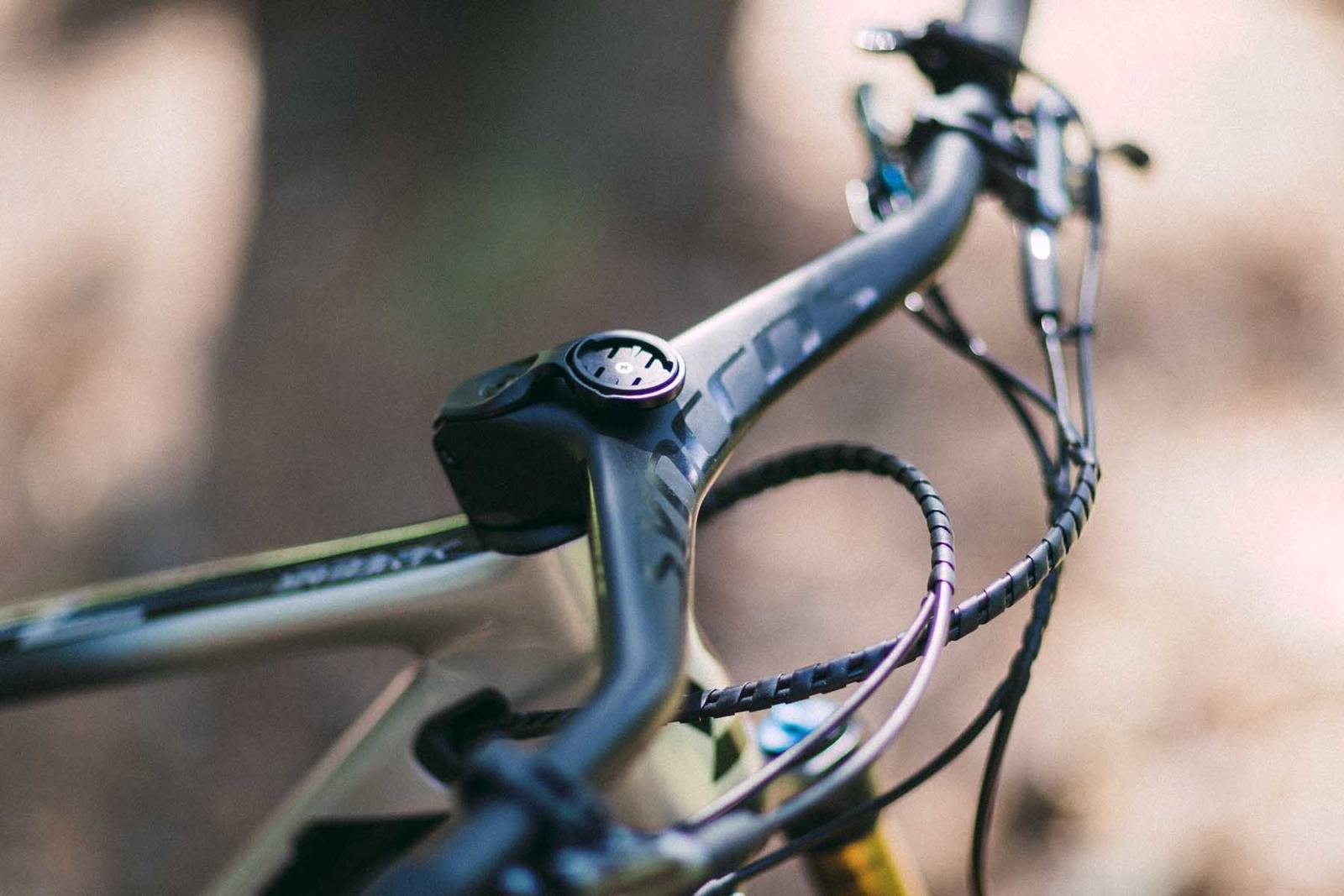 STRØKENT: Styret er klistra ned mot overrøret på ramma. På toppen av det spesielle styret fra Syncros sitter et pent integrert feste til Erik sin Garmin sykkelcomputer. erik hægstad sykkel