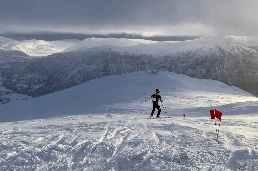 Erik Kårvatn ble nummer to i juniorklassen på individuell-rennet, i nydelige forhold. Foto: Knut Horvei
