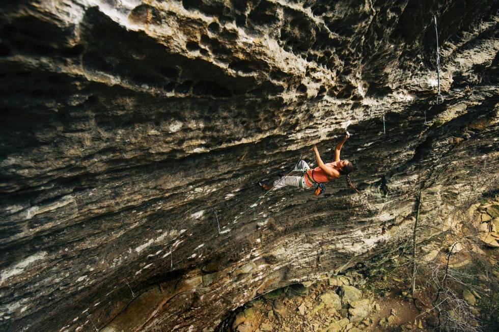 Prosjektering: Det å være lenge på tur gav oss muligheten til å prosjektere harde ruter. Her jobbes det på Omaha Beach (8b+) i Red River Gorge. Foto: Andy Wickstrom Et-år-på-klatretur-11