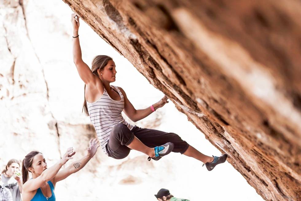 Rock Rodeo i Texas: Den årlige konkurransen Hueco Rock Rodeo ble arrangert mens vi var i Hueco Tanks. Et morsomt og sosialt konsept som også gjorde at man fikk utforsket nye områder. Her tas det i på Shroom (7C), på West Mountain i Hueco, med andre deltakere som spotter. Foto: Alex Manelis Et-år-på-klatretur-2