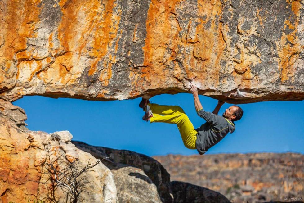 Rhino: En av de absolutte klassikerne i Rocklands, den ikoniske Rhino-bulderen. Bratt og fysisk med snille tak. Her varmer Martin opp på The Rhino (7B+), Rocklands. Foto: Alex Manelis Et-år-på-klatretur-5