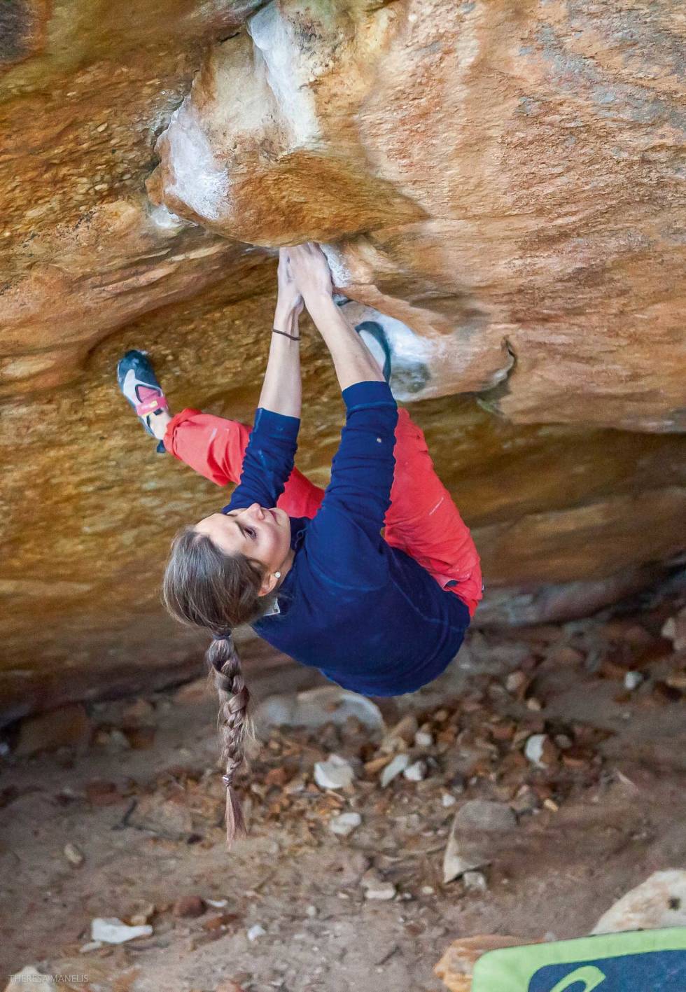 Bratt og hardt: Maria klatrer på favoritt-stilen sin; Bratt på positive incuts. Det finner man mye av både i Rocklands og Hueco. Her på Macho King (7C+) i Rocklands. Foto: Alex Manelis Et-år-på-klatretur-7