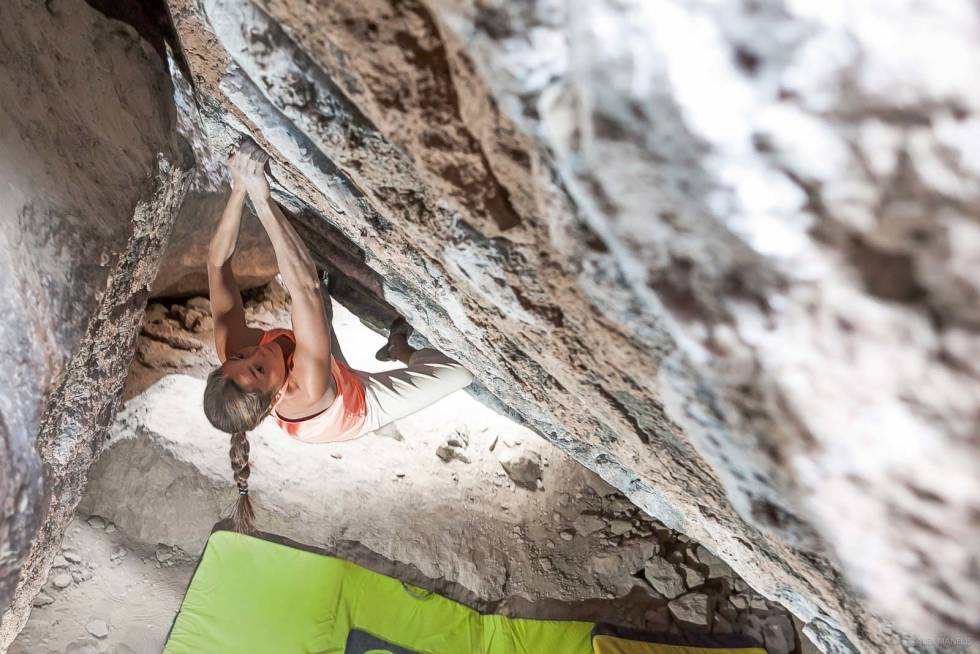 Ice Caves: Dersom man vil ha variasjon når man er i Bishop kan man dra til to av feltene som ligger litt lavere i dalen, The Happies og The Sads. Her er buldringen mindre psykende og mer variert i stilen. I The Ice Caves på Sads er det dessuten skygge og kaldt selv om sola steker utenfor. Her går Maria «Beefy Gecko» (8A), en av de mange variantene i hula. Et-år-på-klatretur-9