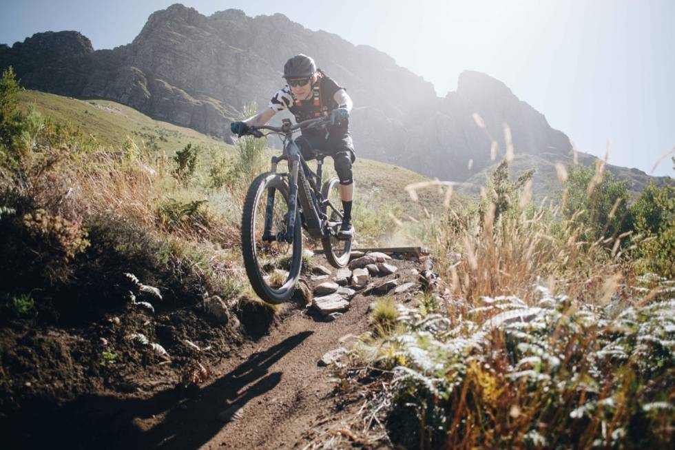 LEKETØY: Specialized Turbo Levo SL tar deg raskere og lettere opp bakken, slik at du kan få inn flere utforkjøringer i løpet av en dag. Foto: Etienne Schoeman/Specialized Turbo Levo SL