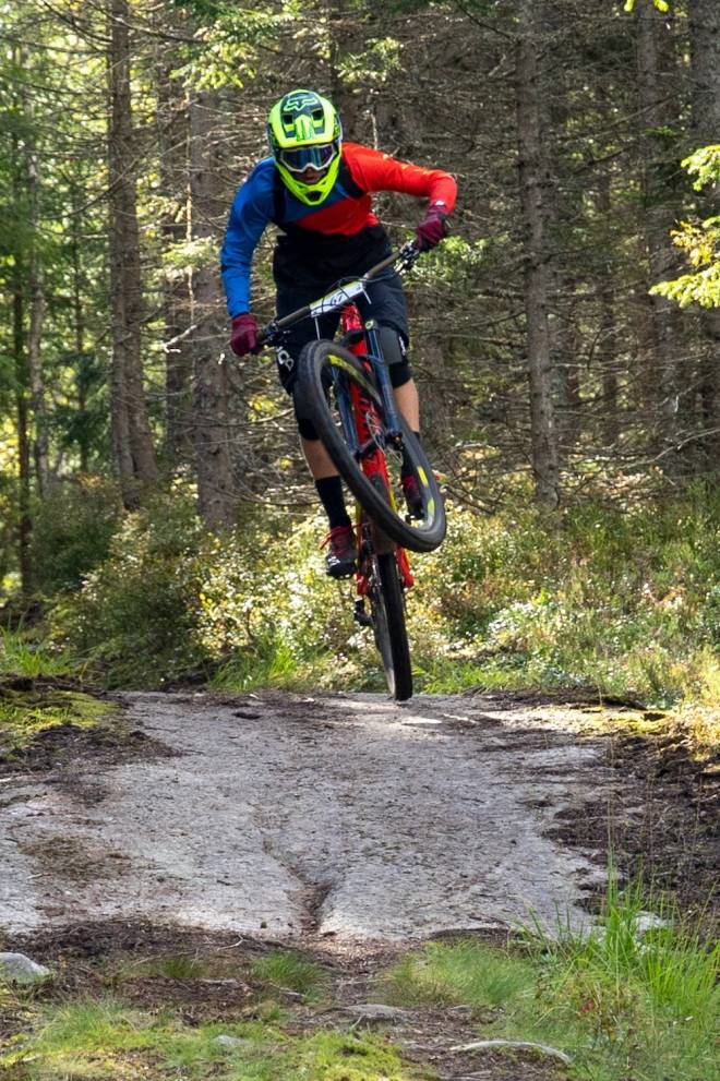 Even Olav Sandberg med luft under hjula i klassen gutter 15-16 år. Foto: Herman Hanken nittedal Ungdomsenduro 2020