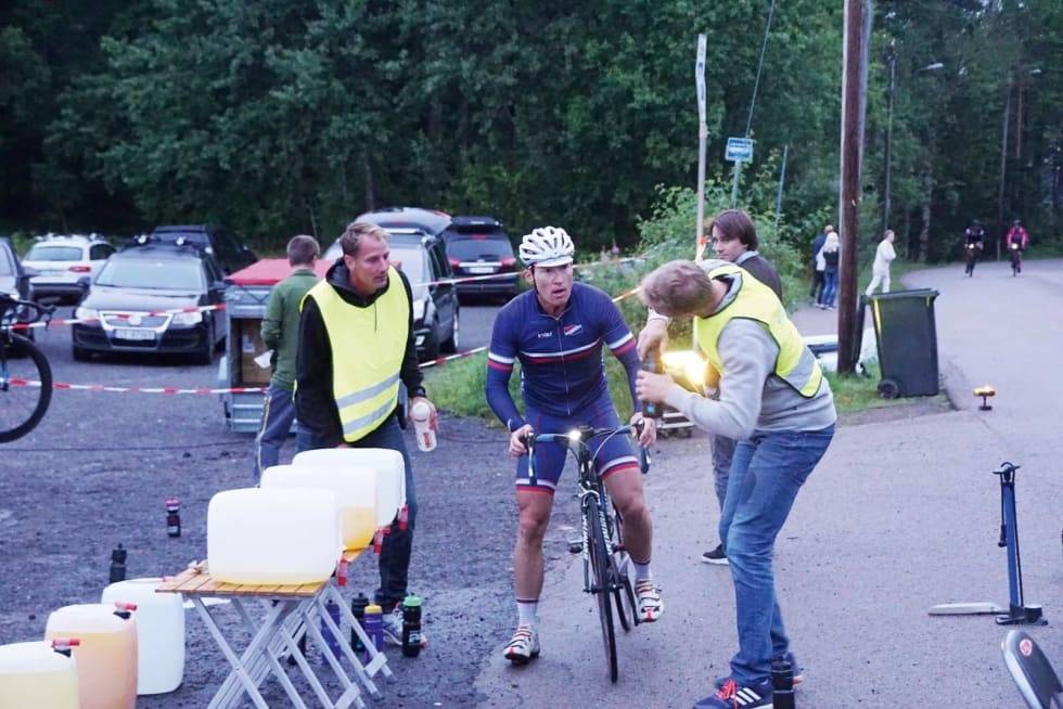 TØRST: Under everesting-eventen Hope Challenge har arrangøren depot med mat og drikke. Foto: Bjørn Saksberg. everesting-depot