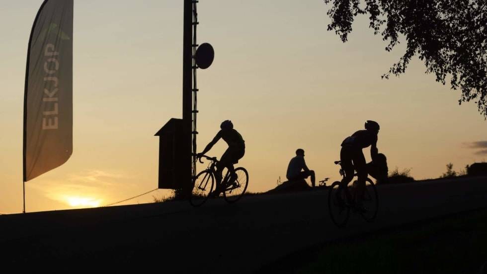 NATTESTID: Skal du evereste må du belage deg på å bruke tider av døgnet hvor det er mørkt. Da trenger du både ekstra klær og utstyr. Foto: Bjørn Saksberg. everesting-soloppgang