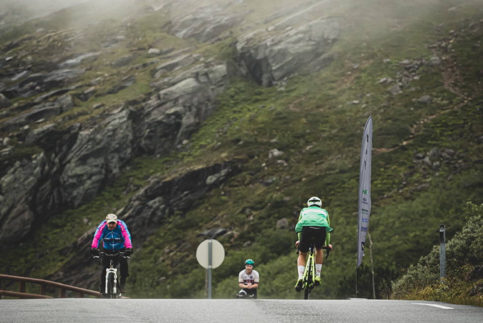 14 RUNDER: Everesterne måtte sykle opp og ned Trollstigen 14 ganger for å nå 8848 høydemeter. Ildsjelen bak eventen Jonas Orset (til høyre) var en av sju som fullførte. Foto: Kent Erik Harridsleff Everesting Trollstigen