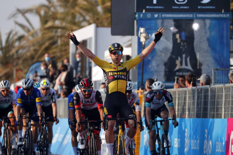 SPURTSEIER: Wout van Aert triumferte på den første etappen av Tirreno-Adriatico. Foto: Cor Vos ewan-og-gaviria-knust-av-van-aert-i-tirreno-adriatico-crop1280
