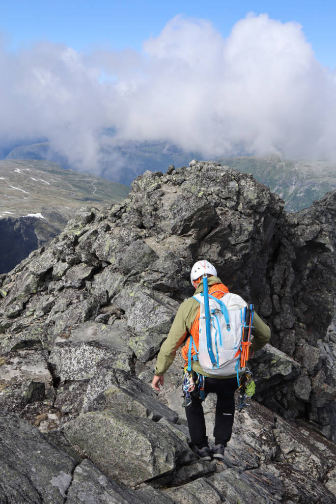 BÆREKOMFORT: Exped Whiteout er god å bære, og det kommer godt med på den litt lange returen over Dyrhaugsryggen fra Søre Dyrhaugstind fra Bandet. Foto: Siv-Elin Skogen test fjellklatresekk Exped Whiteout