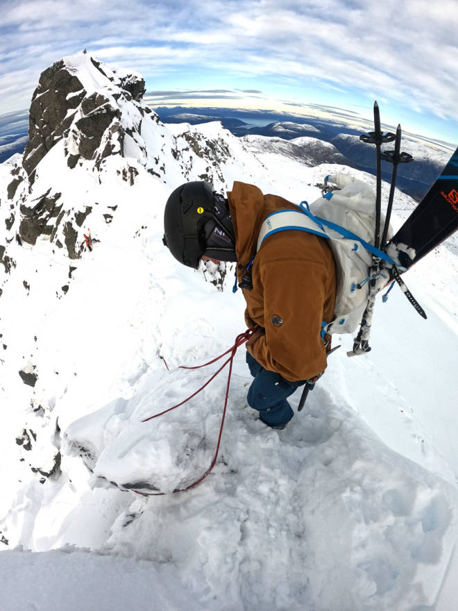 TINDERANGEL: Artikkelforfatteren på vintertur med ski og isøks på sekken. Foto: Robert Aaring test fjellklatresekk Exped Whiteout