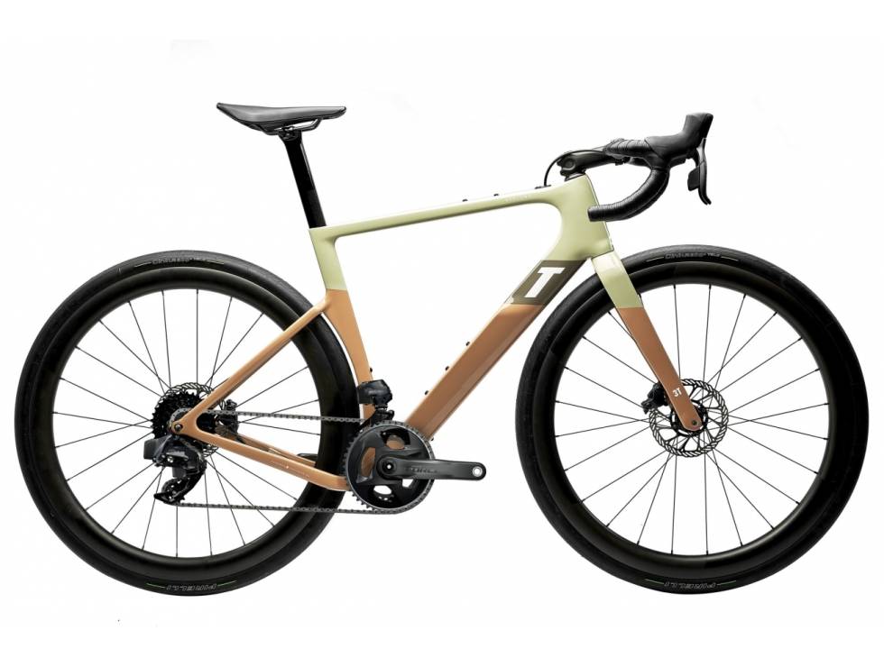 MED DOBBELKRANK. Både Race og Max-versjonene kommer i en versjon med SRAM Force AXS med dobbelkrank og trådløs giring. 3T Exploro Max Race
