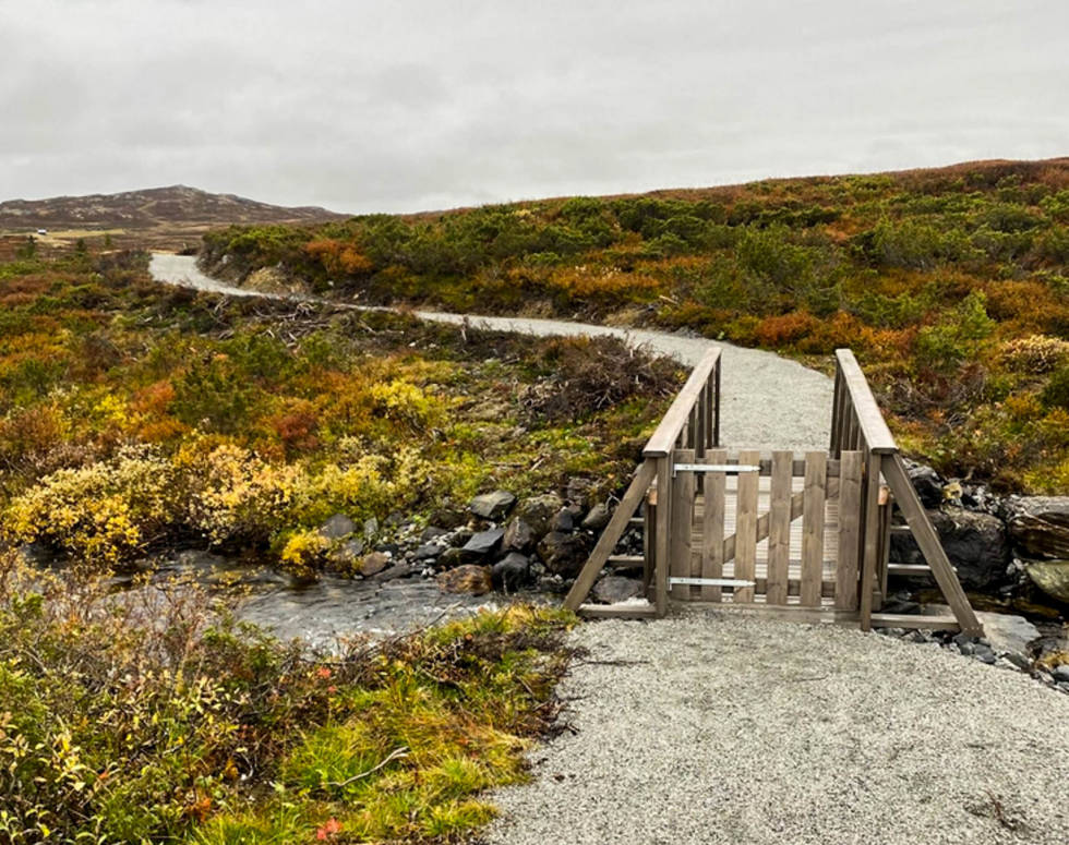 EVENTYRSK: En port og en liten bro er alt som skal til for å gjøre turen mer spennende. Fanitullvegen-på-grus-gravel-5