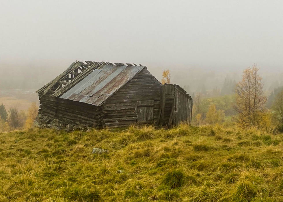 MINNERIKT: Tider skal komme og tider skal henrulle, i mellomtiden henger denne gamle løa et par år til. Fanitullvegen-på-grus-gravel-7