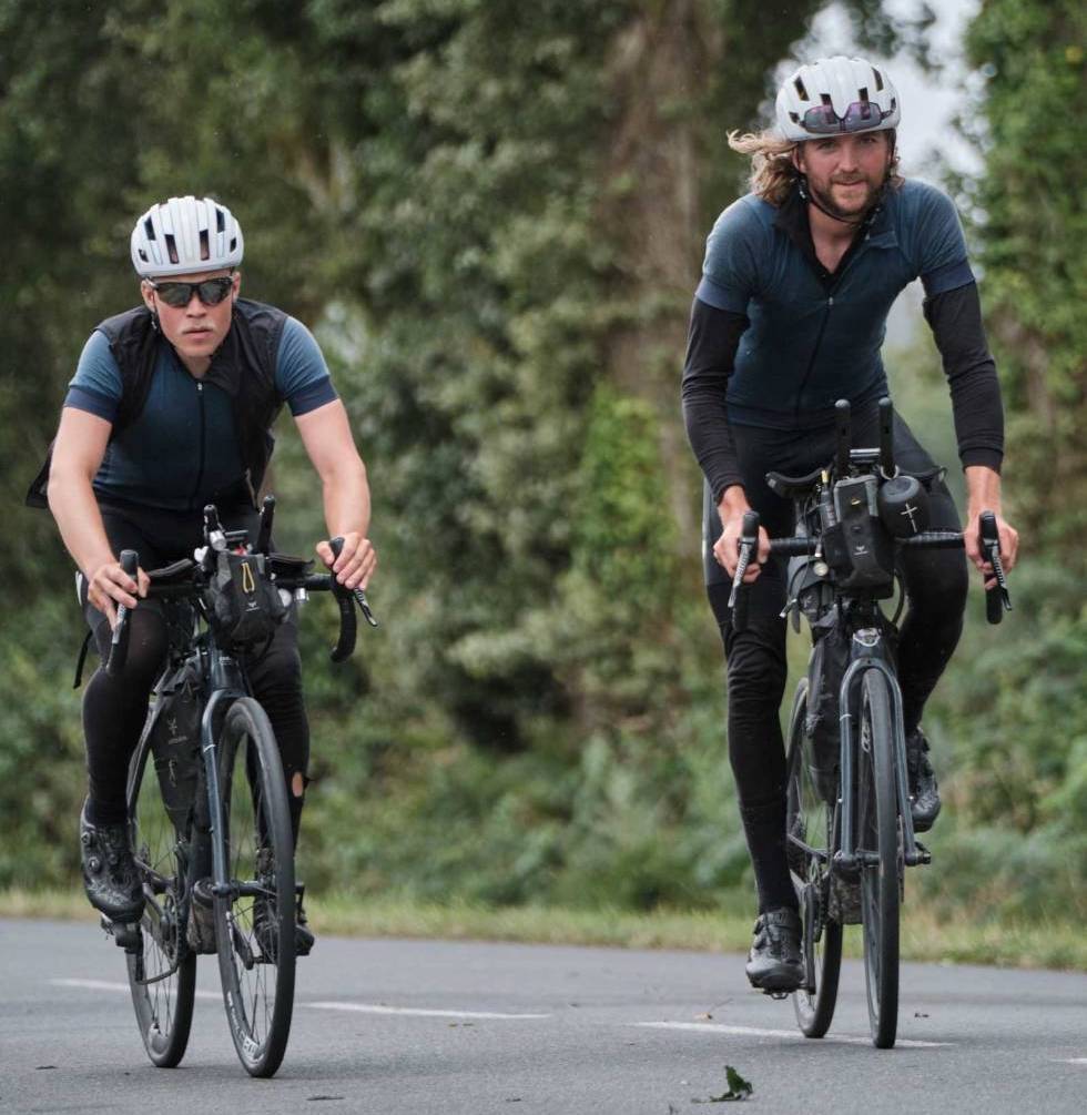 LANGDISTANSEHELTER: Emanuel Verde (t.v) og Espen Utne Landgraff kjørte på Fara da de vant Transcontinental 2018. fara transcontinental