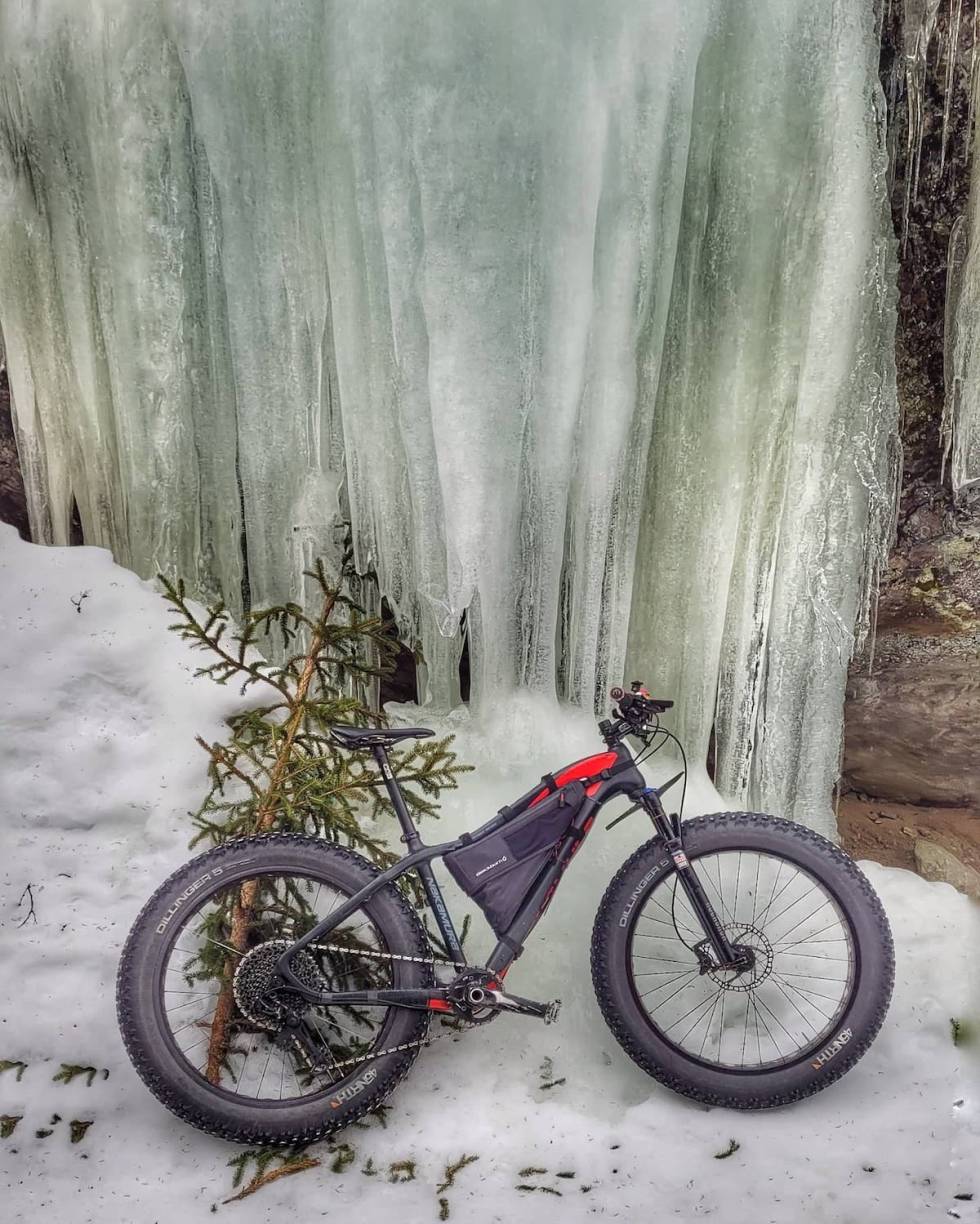 ISFOSS: Magnus Lindaas og kompisen hadde ikke større hastverk enn at de tok seg tid til å stoppe og se på naturens formasjoner underveis i Finnemarka. Foto: Magnus Lindaas På fatbike gjennom Finnemarka