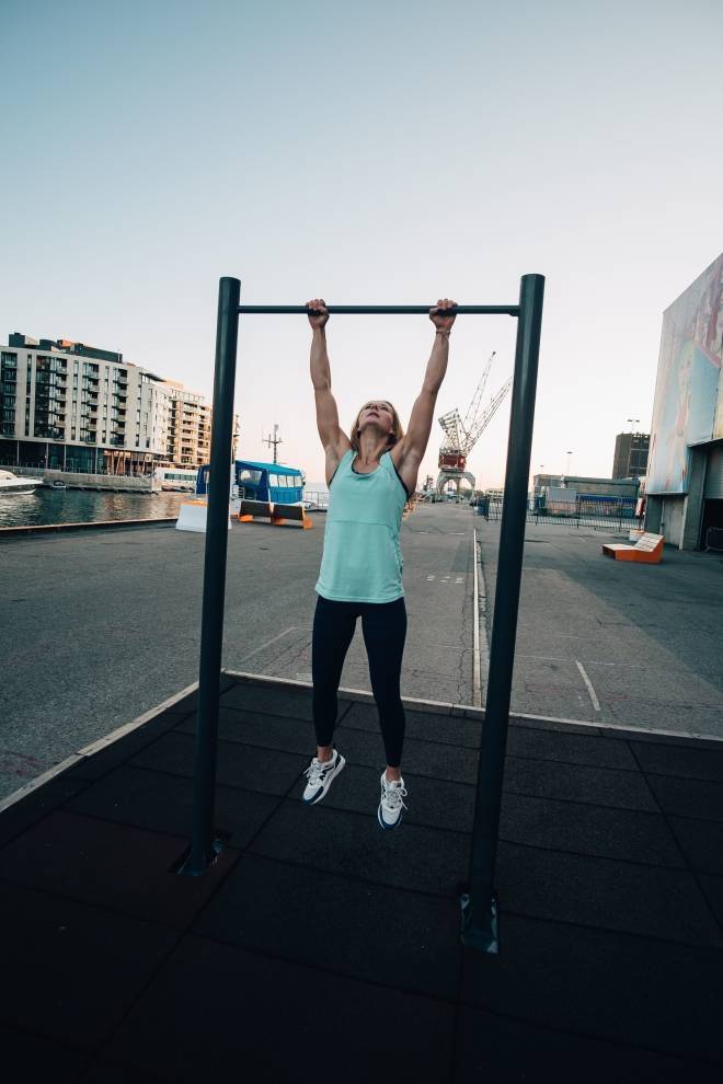 Pull ups kan du gjøre hvor som helst. Her er Tina Hafsas i urbane omgivelser og tar noen pull ups. Foto: Bjørnar Brende Smestad feq17qqa-kopi-crop660