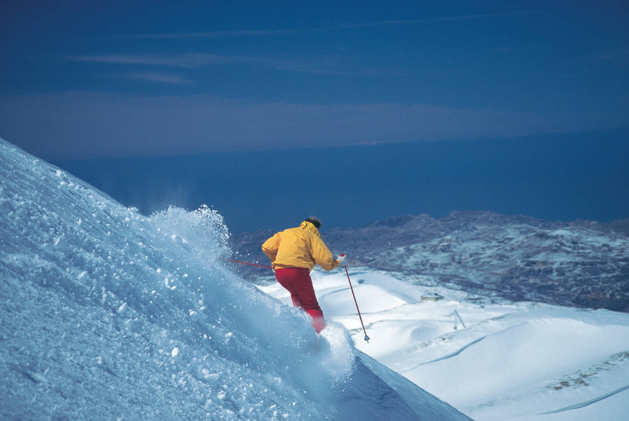 FERAYA-MZAAR: I dette moderne anlegget en time utenfor Beirut kan du stå på ski med havutsikt. Foto: Jimmy Petterson Feraya