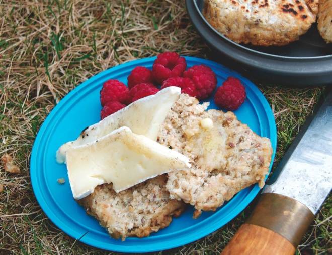 ferske-scones-med-brie-og-baer-crop1280