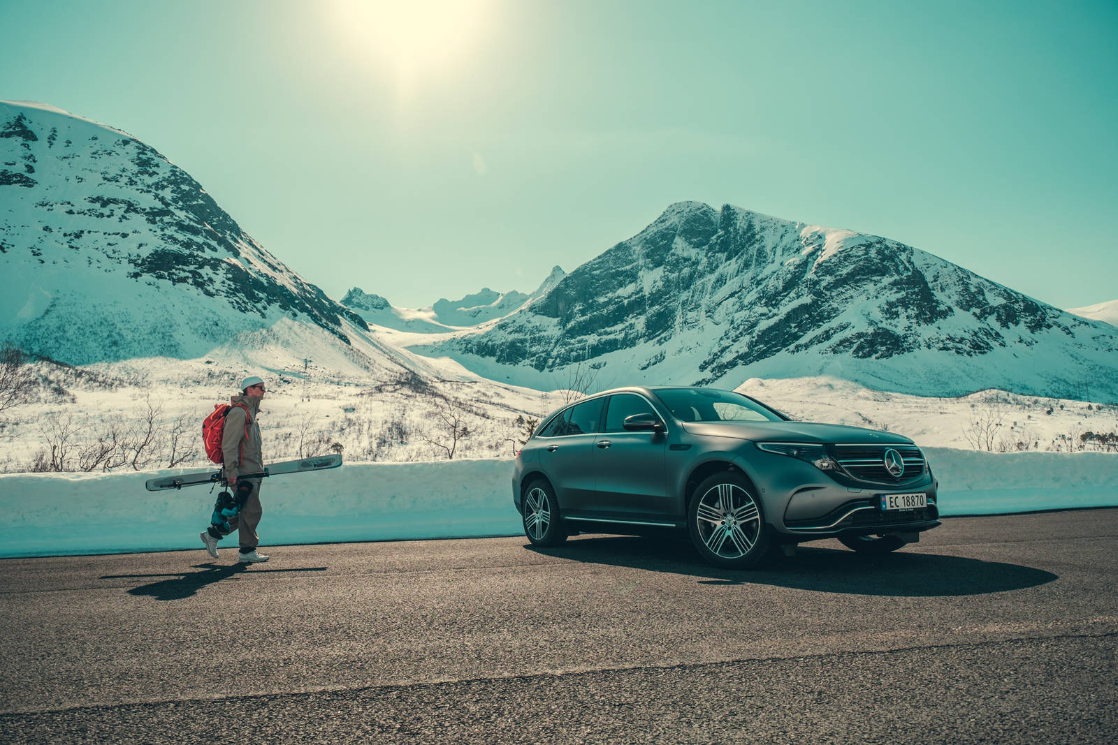 HELT ELEKTRISK: Å dra hjemmefra, trekke ut kontakten til elbilen, kjøre av gårde og komme tilbake etter ski uten å ha bidratt noe til klimasituasjonen - det er en ganske god følelse, sier Aaring. Bilde: Robert Aaring Å dra hjemmefra, trekke ut kontakten til elbilen, kjøre av gårde og komme tilbake etter ski uten å ha bidratt noe til klimasituasjonen - det er en ganske god følelse, sier Aaring. Bilde: Robert Aaring