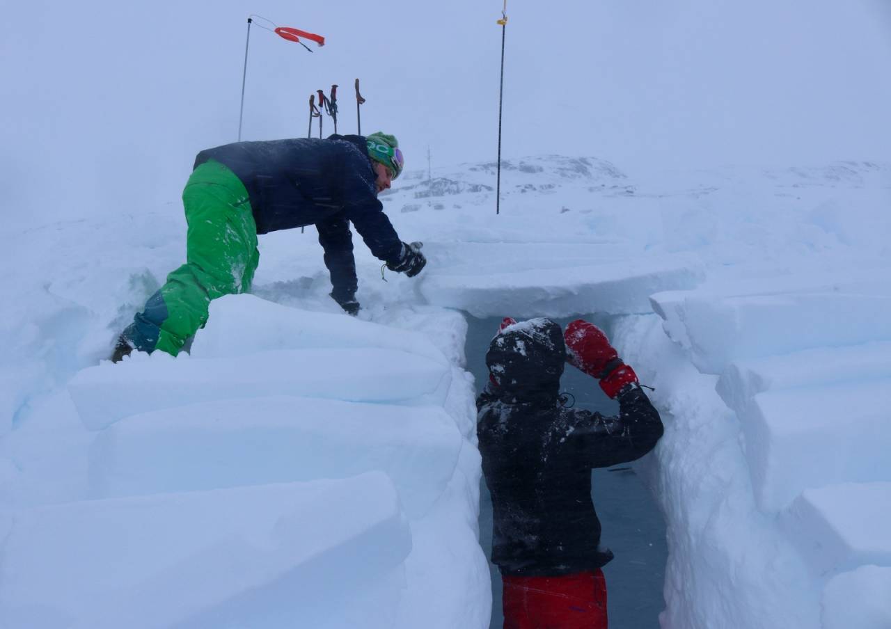 SNØTAK: I beste fall kan du gå på taket dagen etter. slik bygger du kantgrop how to snow ridge shelter
