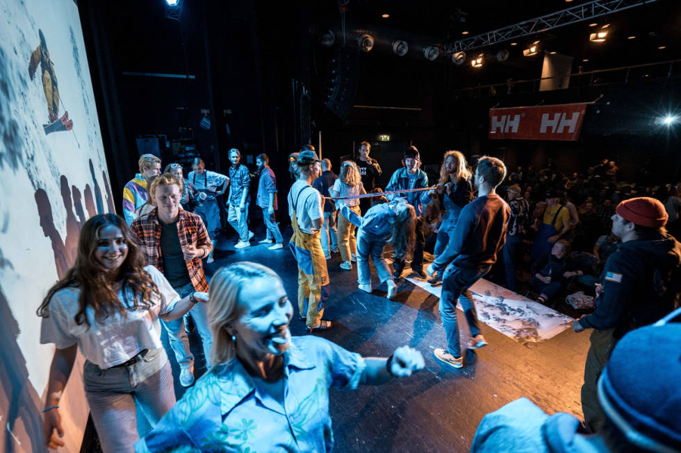 POPULÆRT: Ski-limbo er blant temmelig mye som slår an på årets Film Tour. Dette er fra Volda 1. oktober. Foto: Simon Sjøkvist film tour