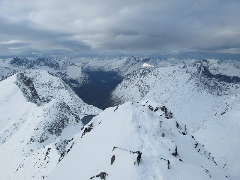 SKULDERSESONG-FJELL: Finnan nås ganske enkelt fra Trollstigen, og er derfor en populær topp når veien er åpen på høsten og våren. Foto: Bård Smestad Finnan topptur Trollstigen